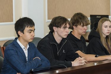 Молодежь занимает кресла депутатов